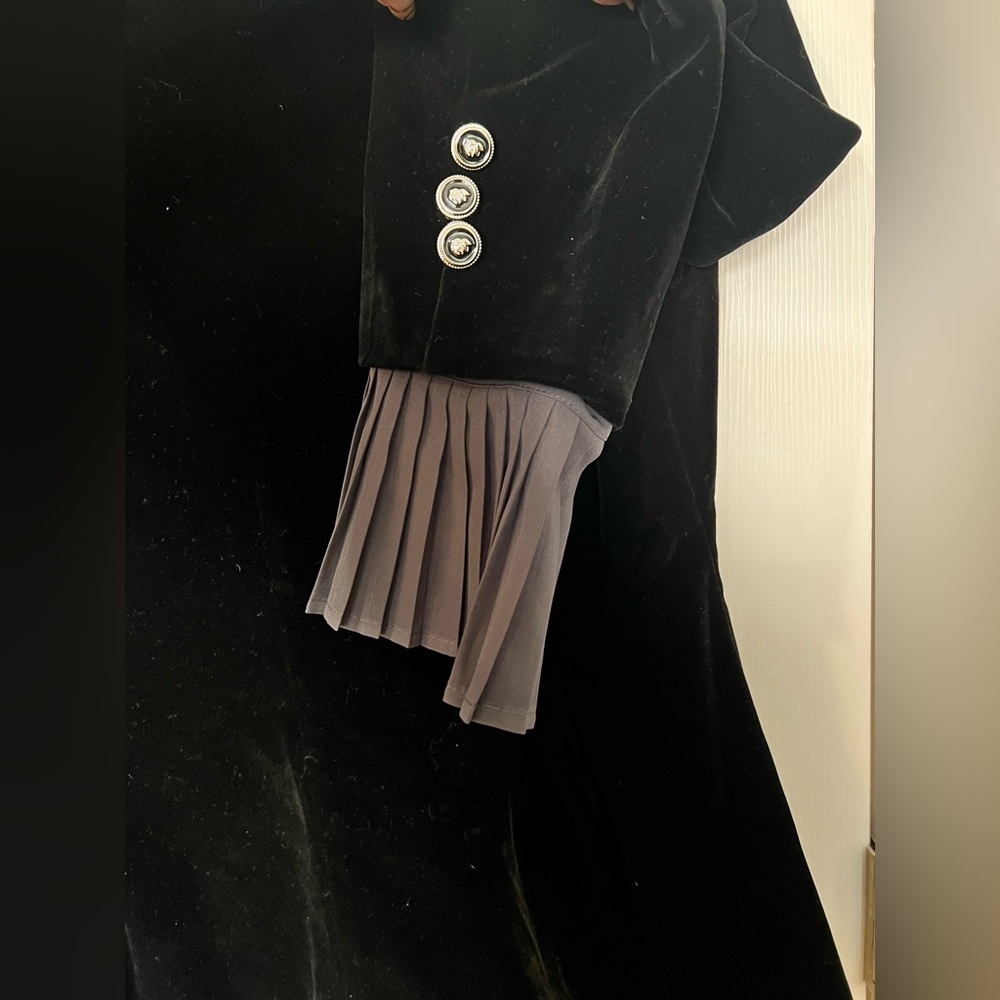 CoMMENSE Pleated Ruffle-Cuff Velvet Skirt Set
COLOR - Black Size Small NWT - Picture 11 of 16